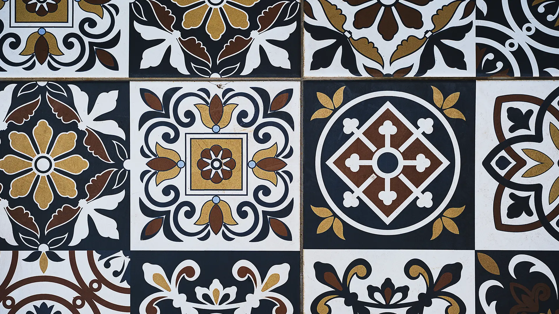 Azulejos antiguos combinados con azulejos modernos